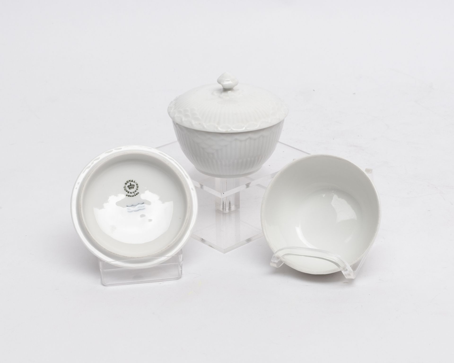 Serviceteile, 24 tlg., Royal Kopenhagen, Weißporzellan, gerippt, Halbspitze: 3 Kaffeekannen, Teekan - Bild 3 aus 11