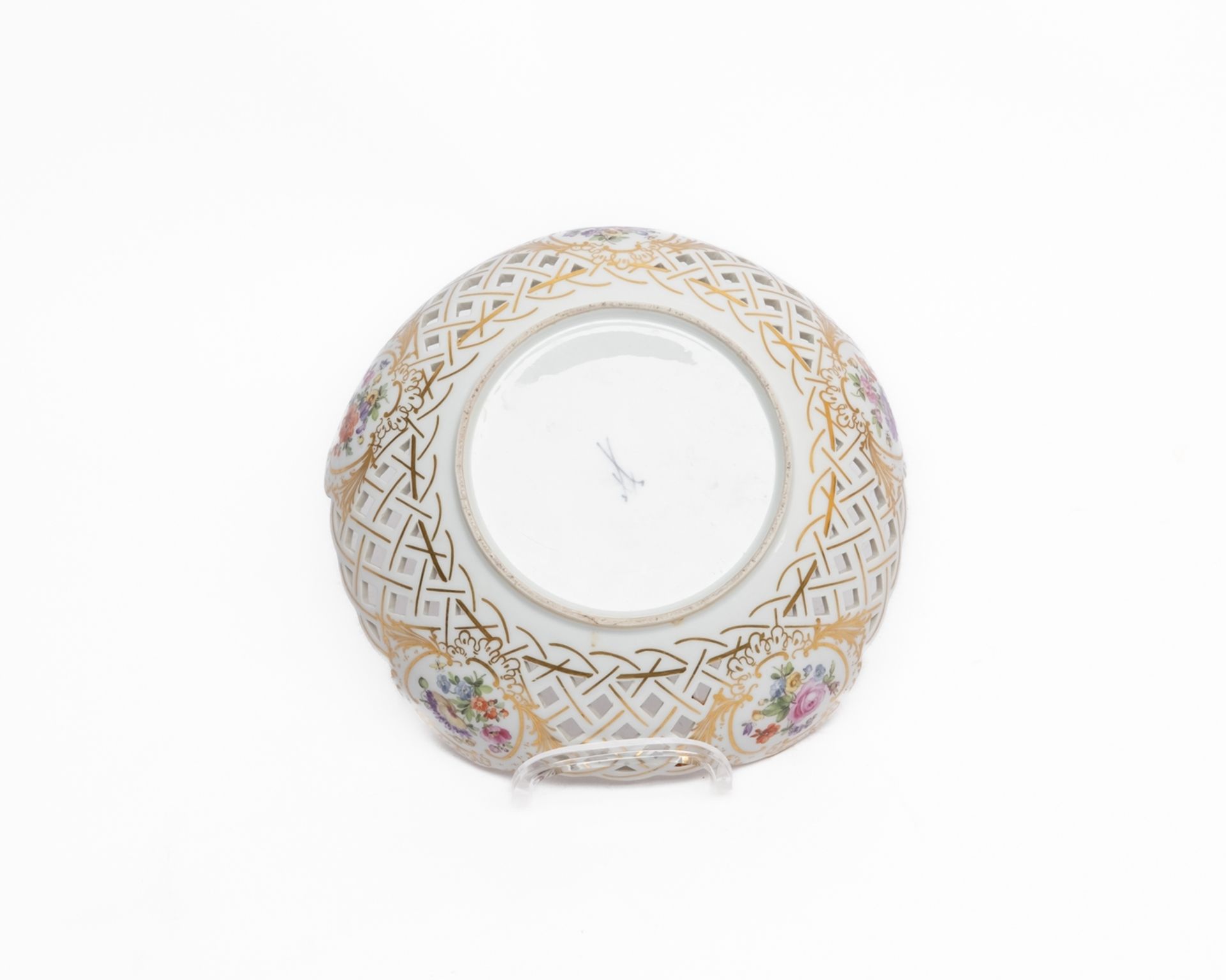 Durchbruchschale, Meissen, Schwertermarke, 1850-1924, 1. Wahl, Korbrand mit bunten Blumen in Reserv - Bild 3 aus 3