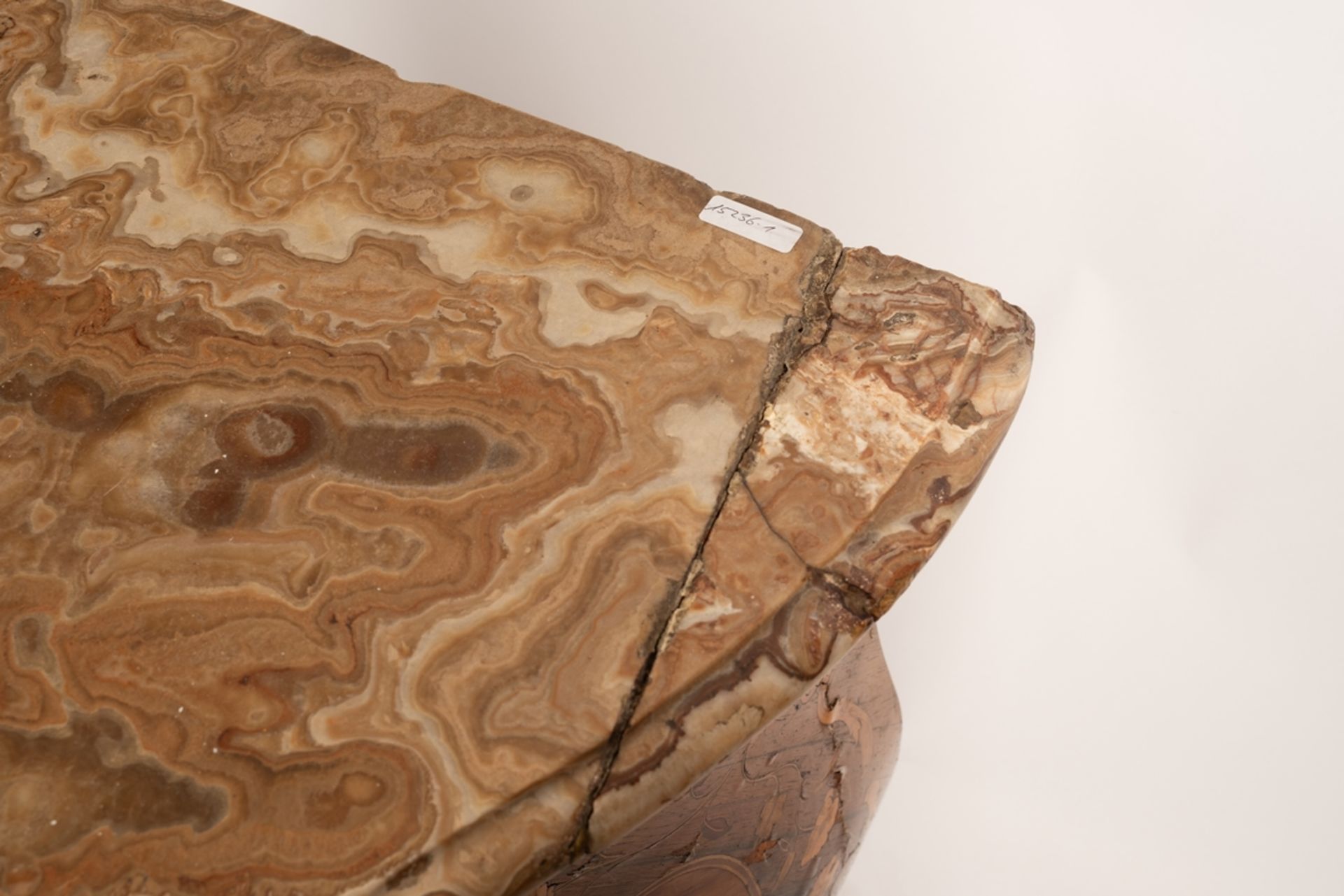 Kommode im Stil Louis XV, 19. Jh., diverse Edelhölzer furniert auf Eiche und Weichholz, stark bombi - Bild 6 aus 8