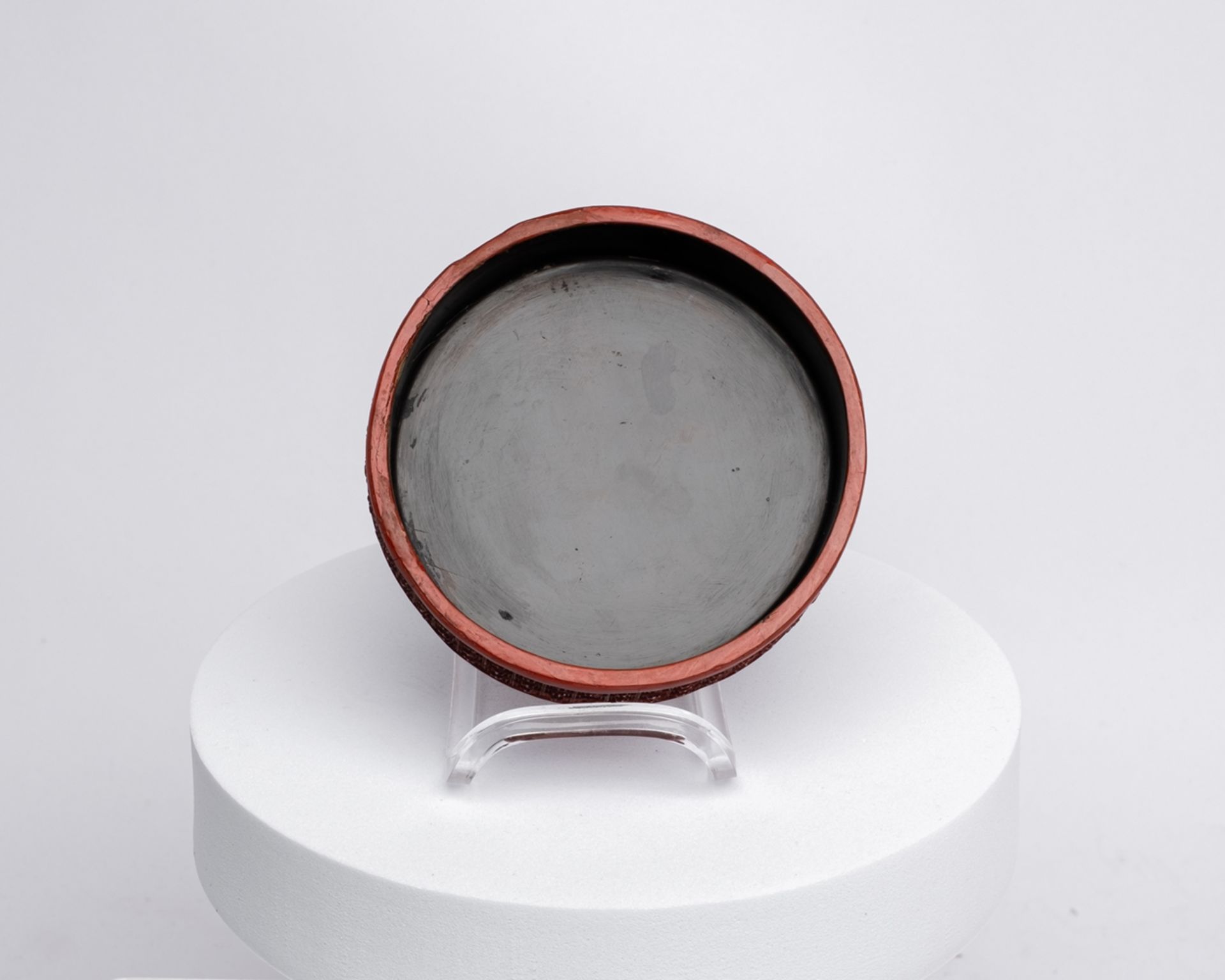 Schnitzlackdose, China, spätes 19. Jh., rot, Deckel mit einem Gelehrten, einem Knaben und einem Kra - Bild 3 aus 3