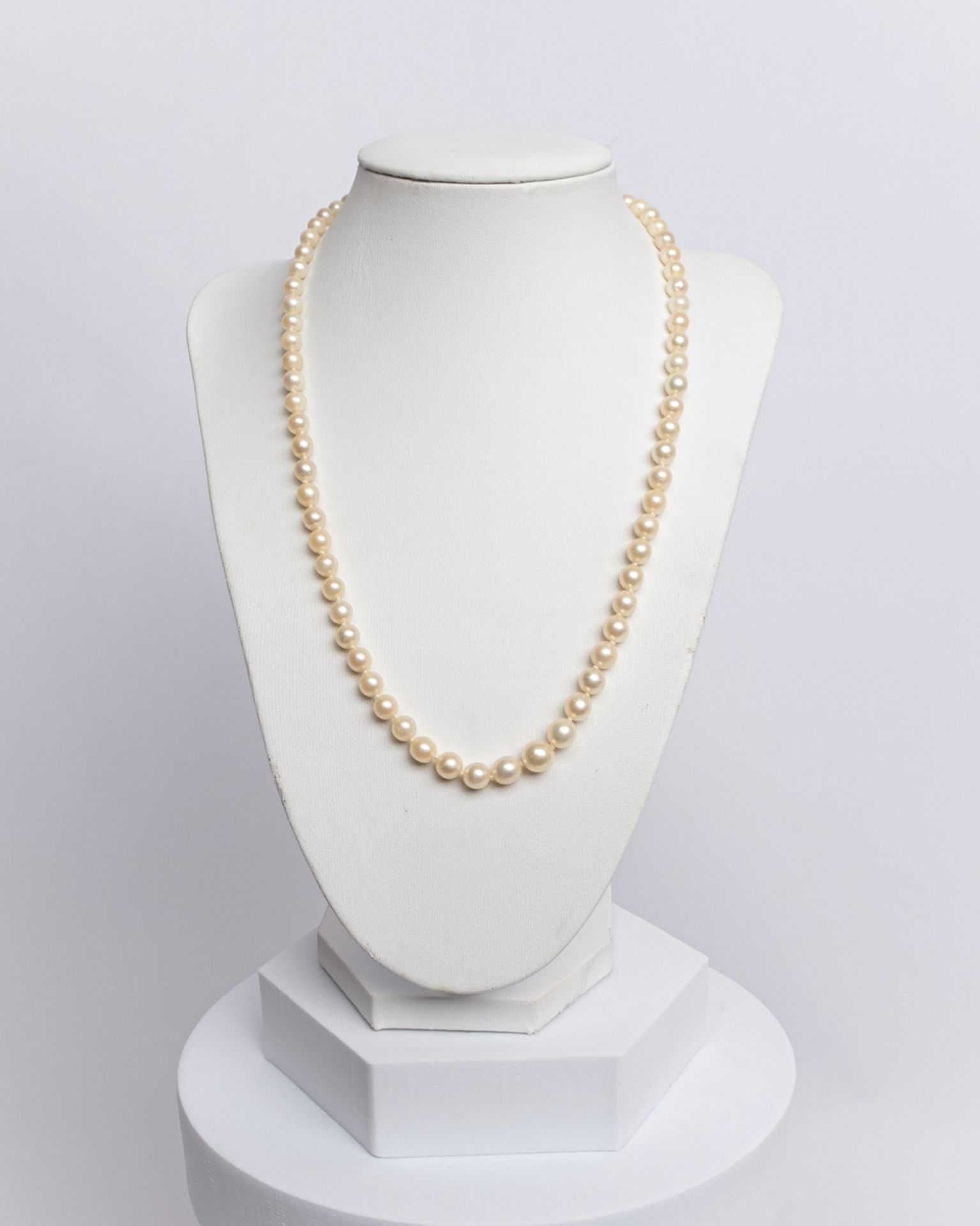 Perlenkette, im Verlauf, Perlen ø ca. 5-8 mm, ca. 48 cm lang - Bild 2 aus 2