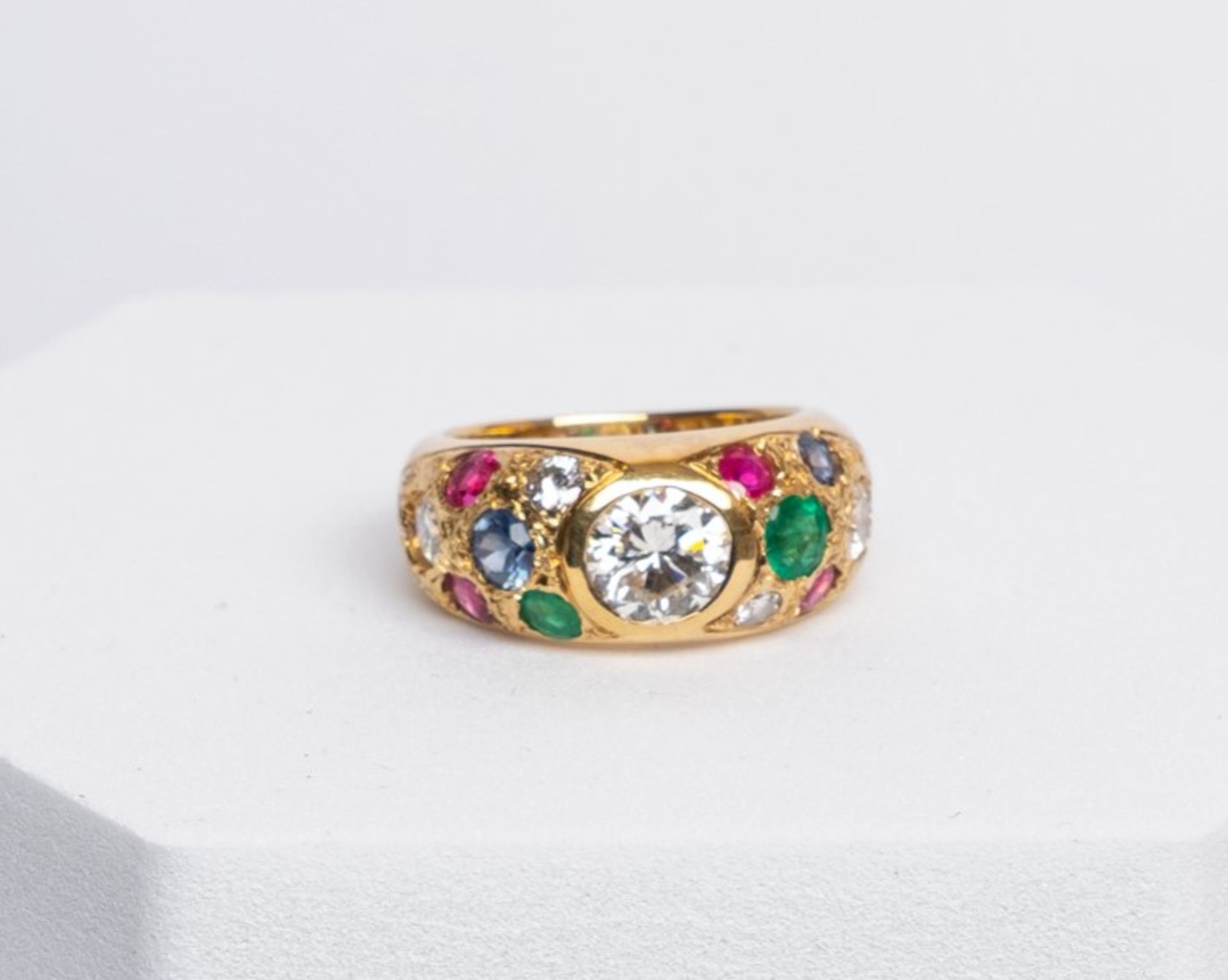 Ring, 18kt Gelbgold, Brillant ca. 1.0 ct., 6 kleinere Brillanten, zus. ca. 0.60 ct., 4 Rubine, 2 Sm