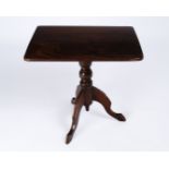 Beistelltischchen, England, 19. Jh., Mahagoni, rechteckige Platte auf dreipassigem Fuß, 50 x 52.5 x