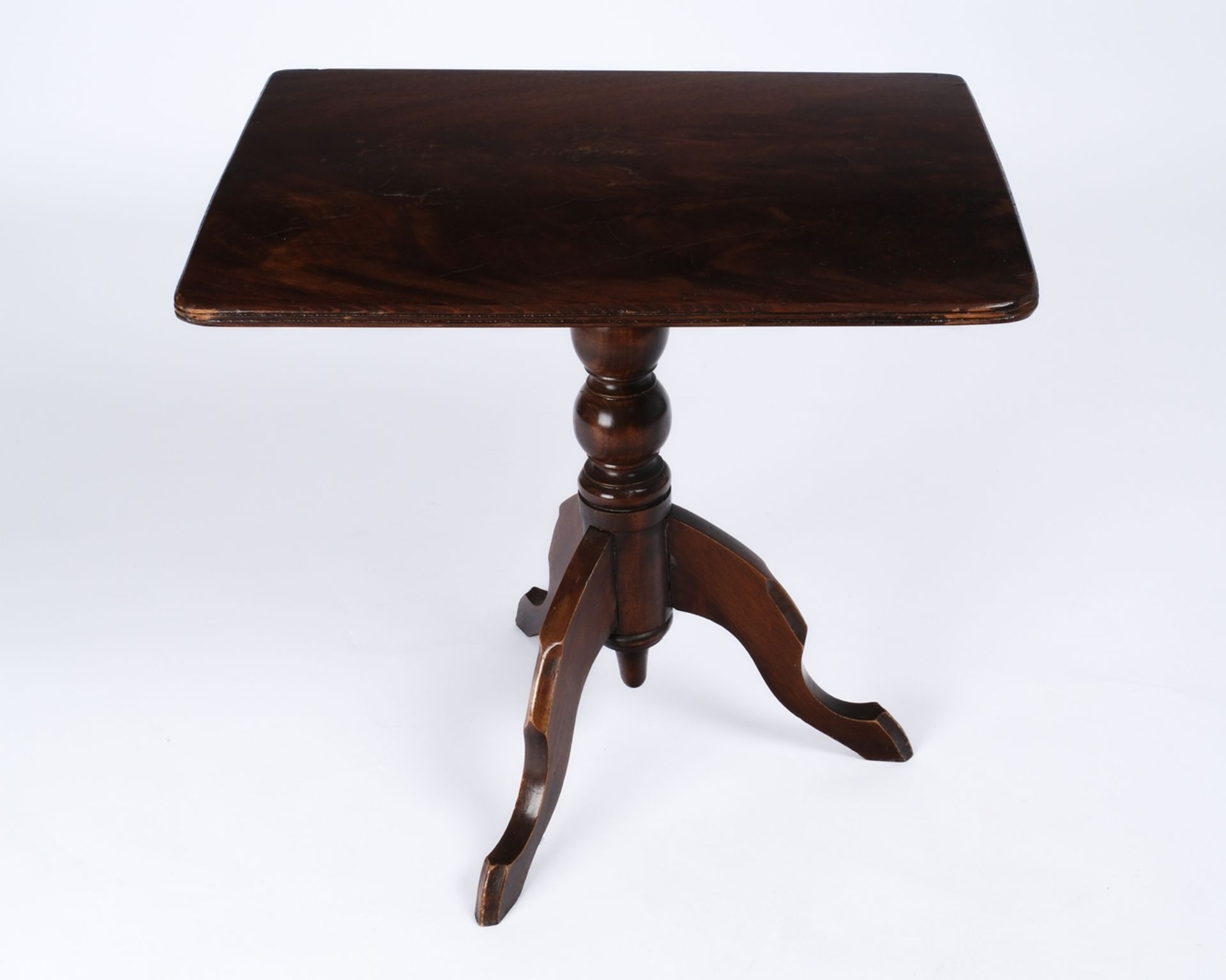 Beistelltischchen, England, 19. Jh., Mahagoni, rechteckige Platte auf dreipassigem Fuß, 50 x 52.5 x