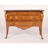 Große Rokoko-Kommode, Louis XV, Paris, um 1760, breiter Korpus mit drei Schüben auf hohen Beinen, a