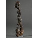 Baga Schnitzerei "Weibliche Figur mit Chamäleon", wohl Guinea-Bissau, Holz mit Opferpatina, H. 31cm