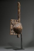 Igbo Afikpo Maske, Nigeria, dunkles patiniertes Holz auf passendem Stand, 68x18x21cm, Provenienz: Q