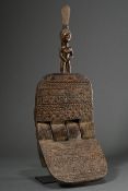 Zaramo Klapphocker "Mbuzi" aus einem Stück Holz geschnitzt, Tansania, dunkles Holz mit Ritzornament