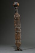 Tuareg Kamelsattel Griff, Mauretanien, Holz geschnitzt auf Metallsockel montiert, H. 64cm, Provenie