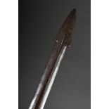 Kila Keule in schlichter Façon, konisch zulaufend mit erhabenen Graten auf beiden Seiten sowie Pfei