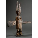 Figürliches Dogon Getreidespeicherschloss, gehörnte weibliche Figur, auf Metallsockel montiert, H.