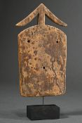 Pfeilbrett Objekt (Tifinagh Schriftzeichen?), wohl Nordafrika, auf Holzstand, H. 28cm, Slg. Hupertz