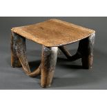 Eckiger Nupe Hocker mit zarter Ritzzeichnung auf vier kräftigen Beinen mit gegenüberliegenden Verst