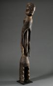 Große Mumuye Figur "Lagana", nordöstliches Nigeria, um 1930/1940, H. 109cm, rechter Arm defekt