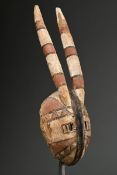 Kleine Mossi Maske sog. "Flying Mask" mit schönem Gesicht, Burkina Faso, Holz mit Kaolin und Rothol