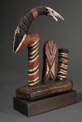 Seltener Mossi Tanzaufsatz "Zazaigo", Burkina Faso, Holz rot, schwarz und weiß gefasst, auf Holzsoc