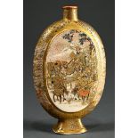 Kleine Satsuma Vase in Flaschenform mit lupenfeiner szenischer Malerei "Krieger" und "Damen mit Kin