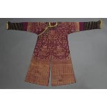 Halboffizielles chinesisches Brokatgewand „Drachen, Wellen und Glückssymbole“ mit bordeauxfarbenem