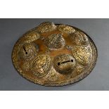 Asiatisches Kupferschild mit durchbrochen gearbeiteten Buddhafiguren in Aureolen und Drachenmaskaro