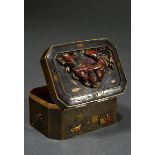 Japanische Deckeldose mit feinem Shakudo Dekor in Kupfer, Silber und Gold "Nio als Sumo Ringer" und