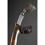 Tumbok oder Tumbuk Lada mit leicht gebogener Klinge und Blutrinne, einfache Holz Scheide mit floral