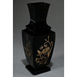 Schwarze Baccarat Glas Vase in Lackoptik mit Vogeldekor in Goldmalerei nach japanischem Vorbild, am