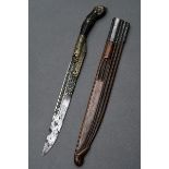 Zierlicher Piha-Kaetta Dolch mit beidseitig gekehlter und floral reliefierter Rückenklinge in reich