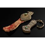 2 Diverse Teile tibetischer Schmuck: Gürtelschmuck mit besticktem Stoff und Lederfragment, mandelfö