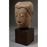Großer Sandstein Buddha Kopf im Ayutthaya Stil auf Stein Sockel, Thailand bzw. Siam, H. 38/59cm, be