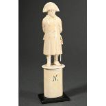Elfenbeinfigur "Napoleon" auf zylindrischem Sockel und geschwärzter Holzplinthe, Sockel mit Monogra
