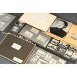4 Reise-Fotoalben mit 1289 privaten sowie akribisch beschrifteten S/W Fotografien und 3 bunten Post