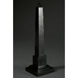 Schwarzer Stein Obelisk Briefbeschwerer "Cleopatras Needle", um 1900, H. 24,5cm