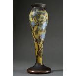 Große Gallé Vase mit Balusterkorpus auf eingezogenem Rundfuß, geschnittenes Hibiskusdekor in blau-v