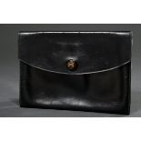 Hermès "Rio" Clutch, schwarzes Boxcalf Leder mit Logo Druckknopf, 17x24cm, Tragespuren, 1 Naht offe