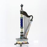 Seltene Sammler-Tischuhr / Formuhr „Harfe“ mit polychromer Emaille-Lupenmalerei, Robin à Paris, um