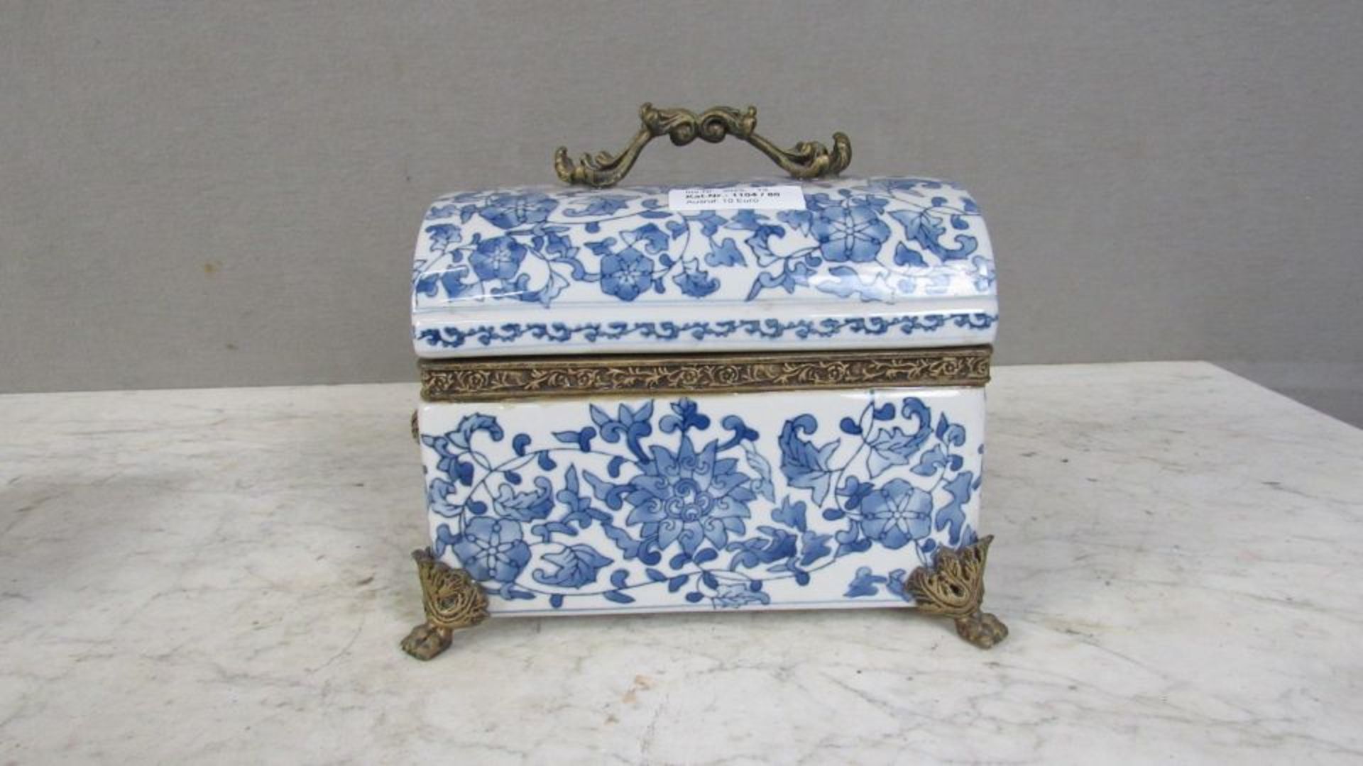 Deckeldose mit montierung auf 4 Füßen