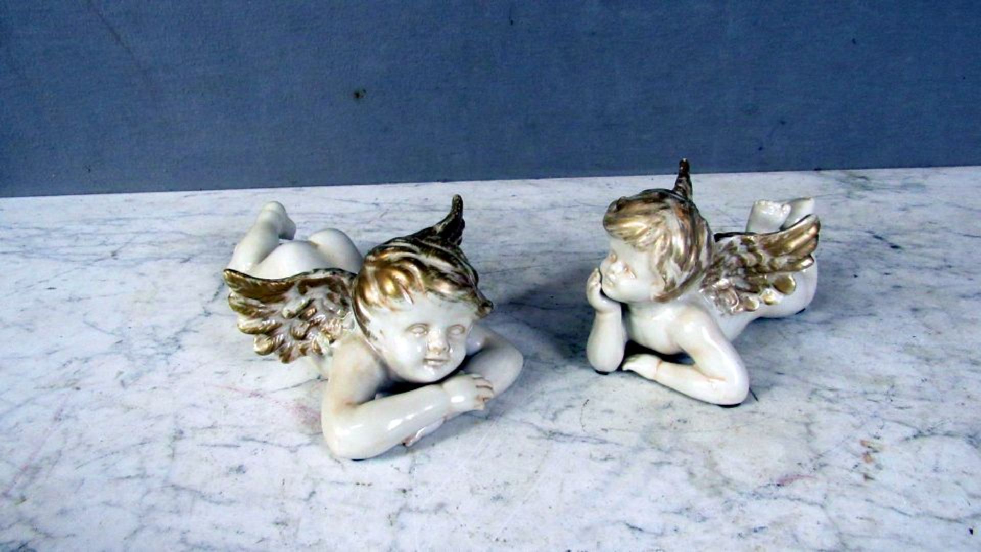 2 Porzellanfiguren liegende Engel 20