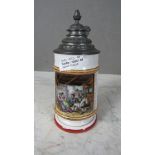 Antiker Bierkrug mit Bodenbild und