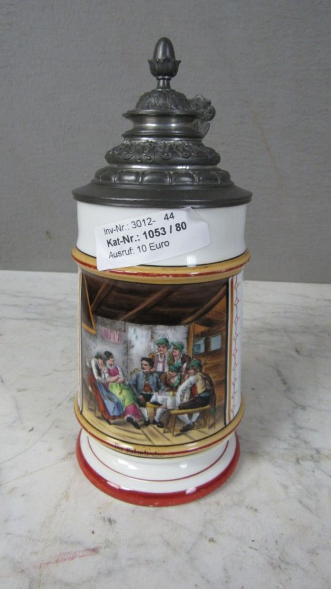 Antiker Bierkrug mit Bodenbild und