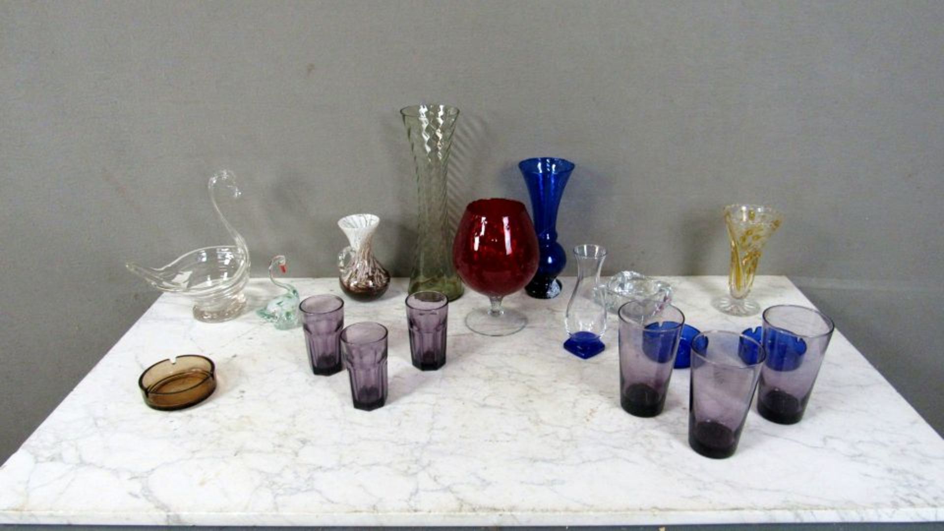 Interessantes Konvolut Glas Vasen und