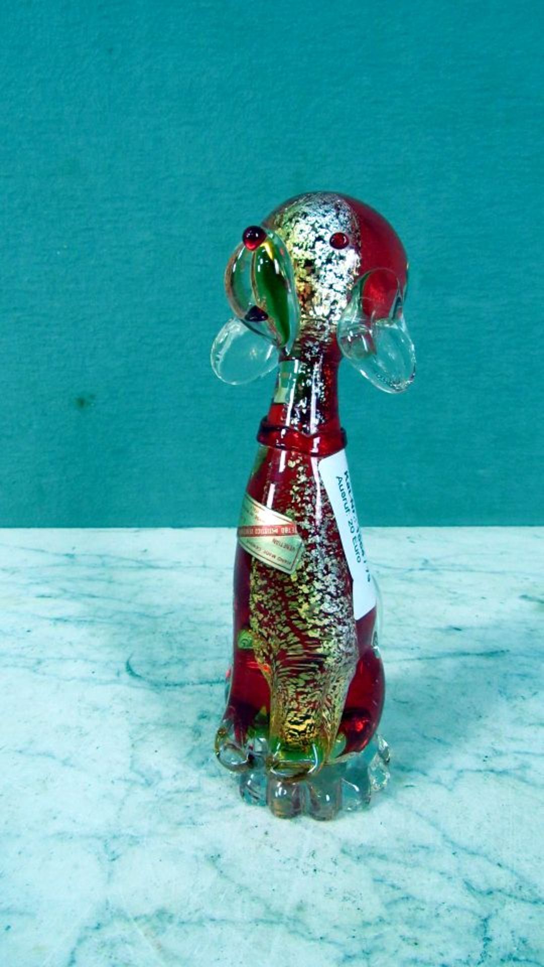 Skulptur sitzender Hund gelabelt