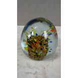 Briefbeschwerer gechipt am Rand kaum