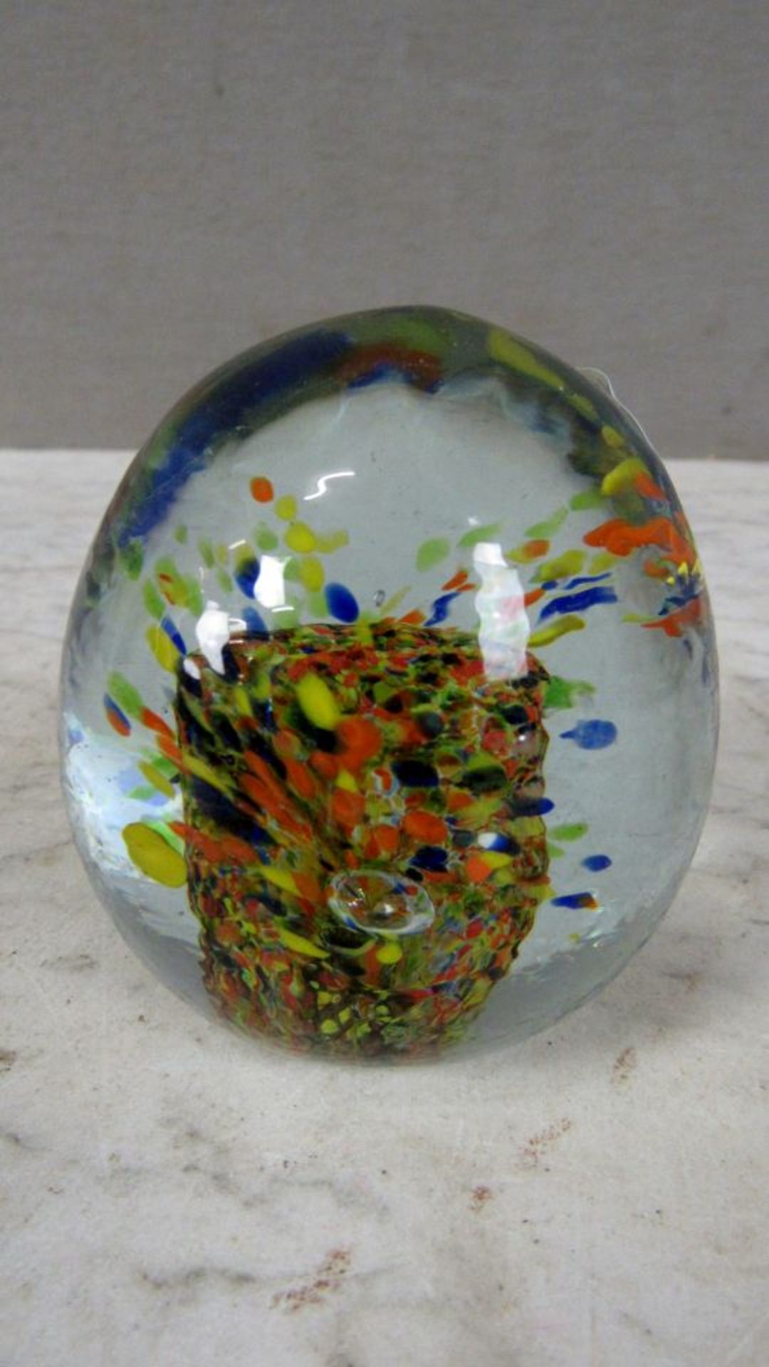 Briefbeschwerer gechipt am Rand kaum