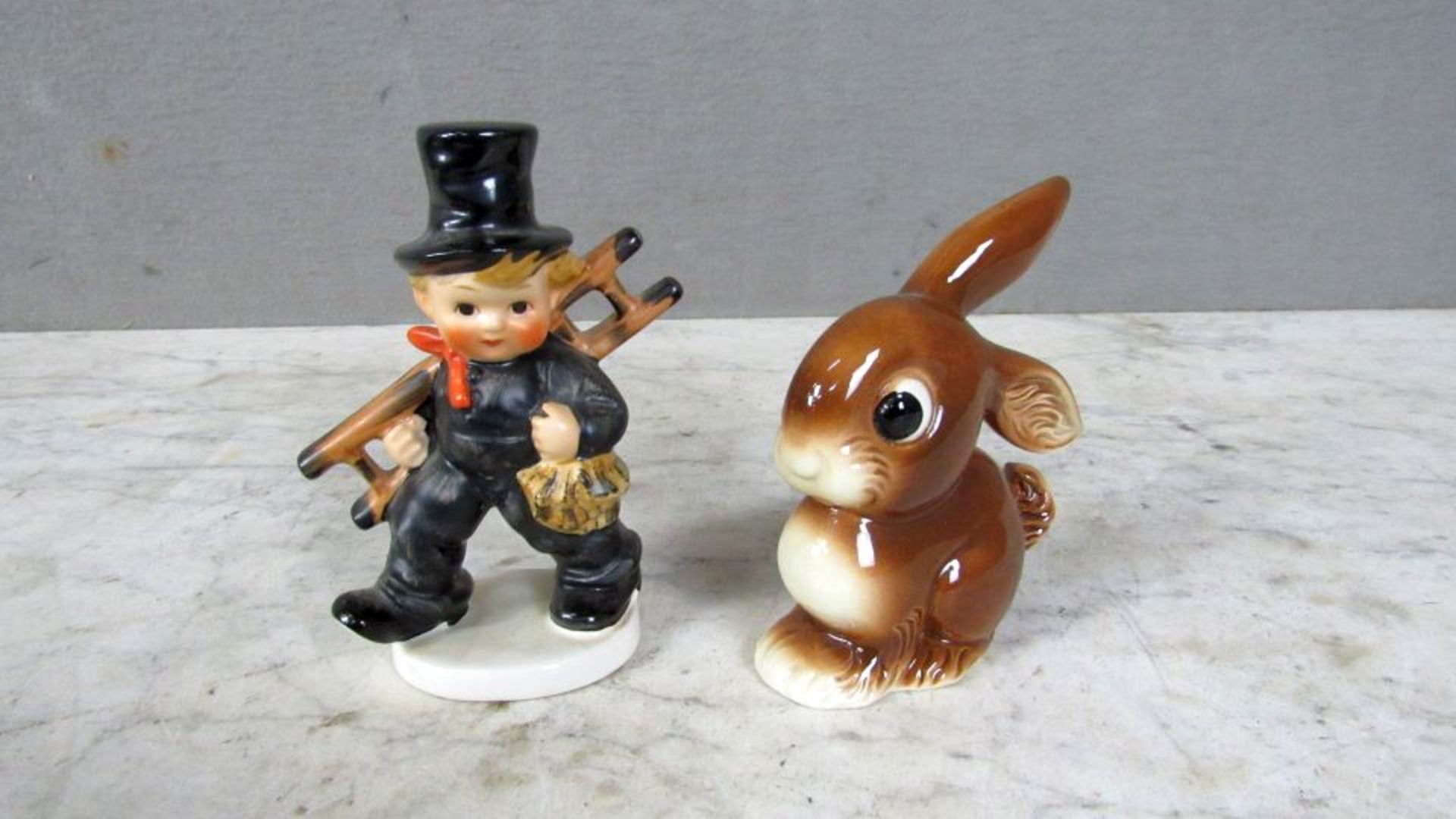 2 Porzelanfiguren Goebel Hasen und
