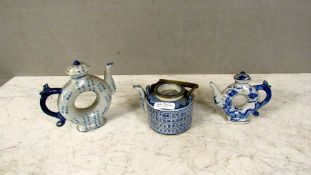 3 Asiatische Porzellankannen teilweise