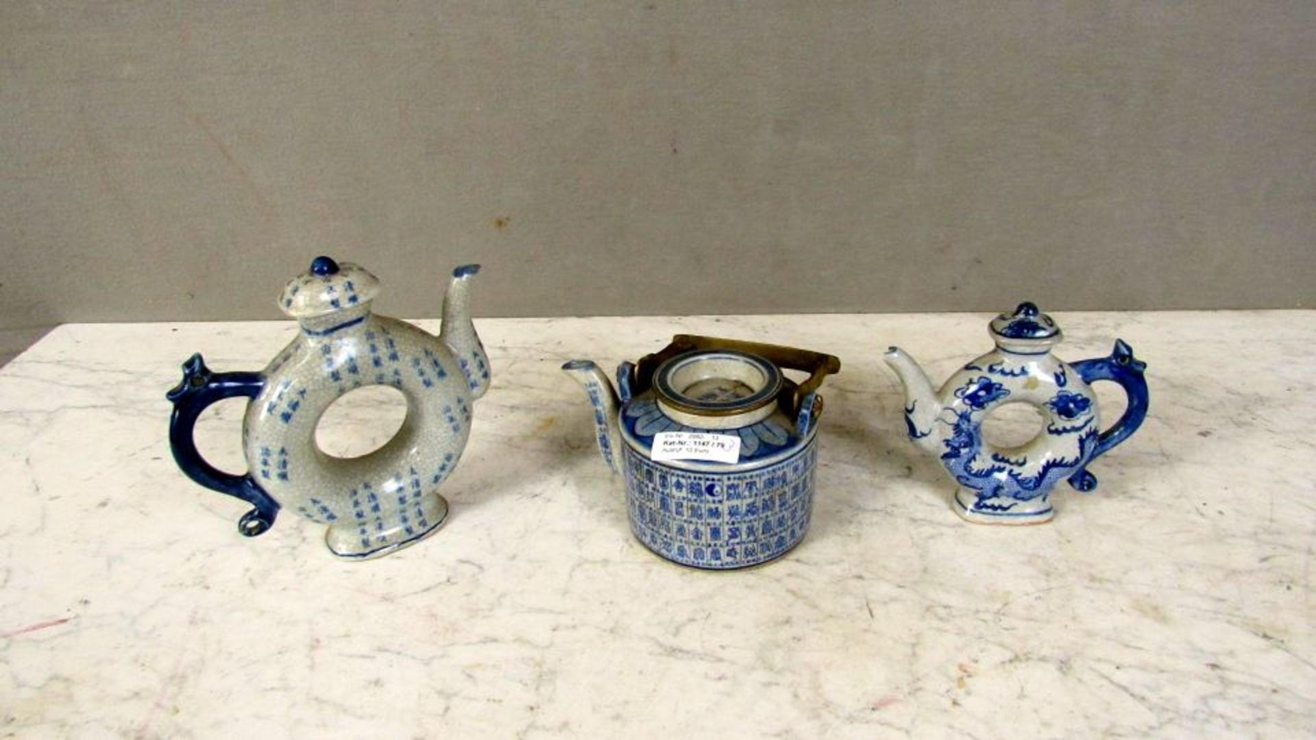 3 Asiatische Porzellankannen teilweise