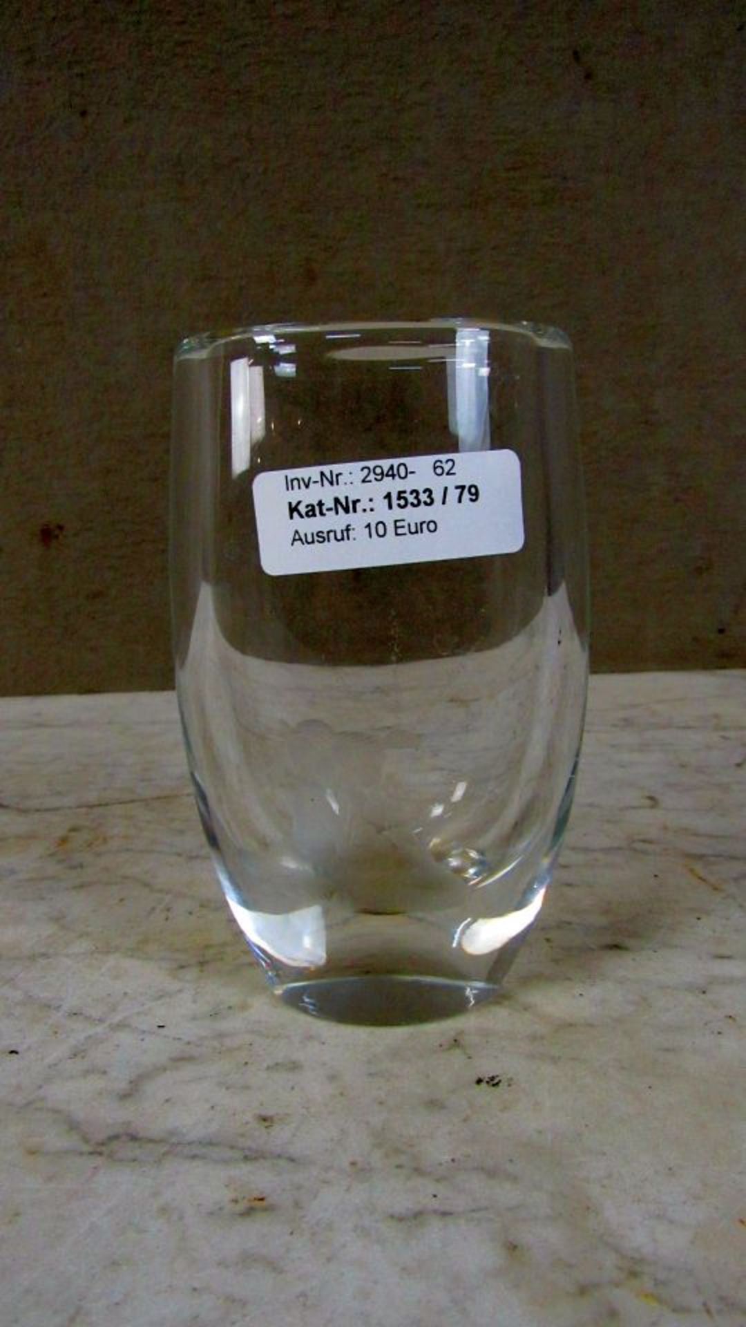 Glasvase signiert mehrfach