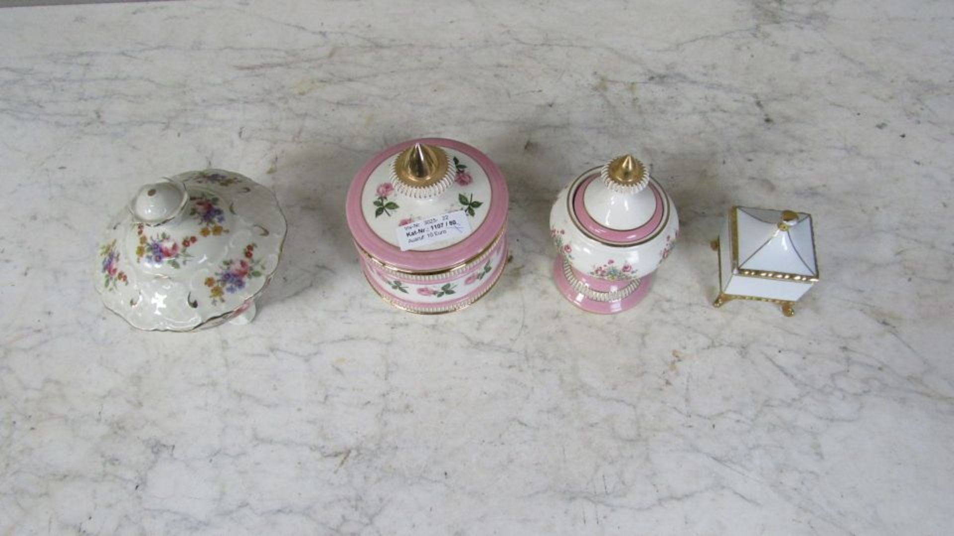 4 Porzellandeckeldosen von 9,5 - - Bild 2 aus 9