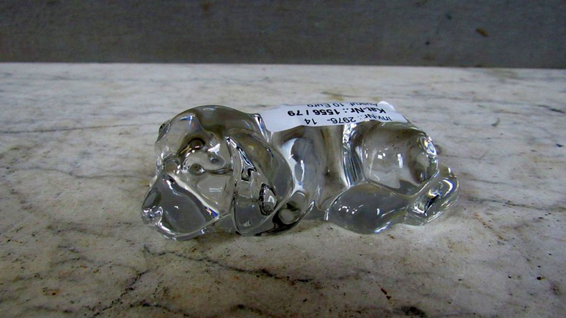 Glasskulptur liegender Dackel