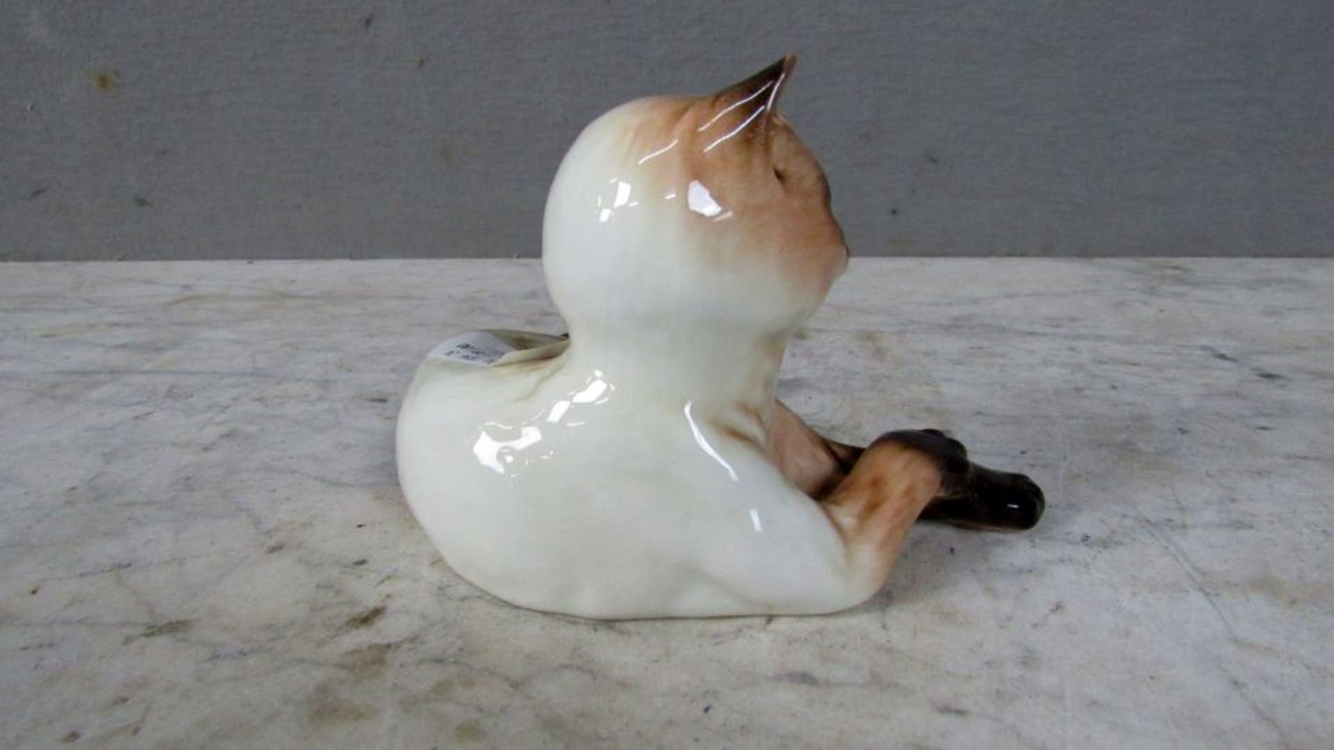 Porzellanfigur liegende Katze Goebel - Bild 3 aus 8